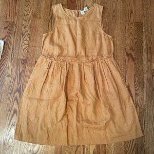 Beige linen dress with pockets